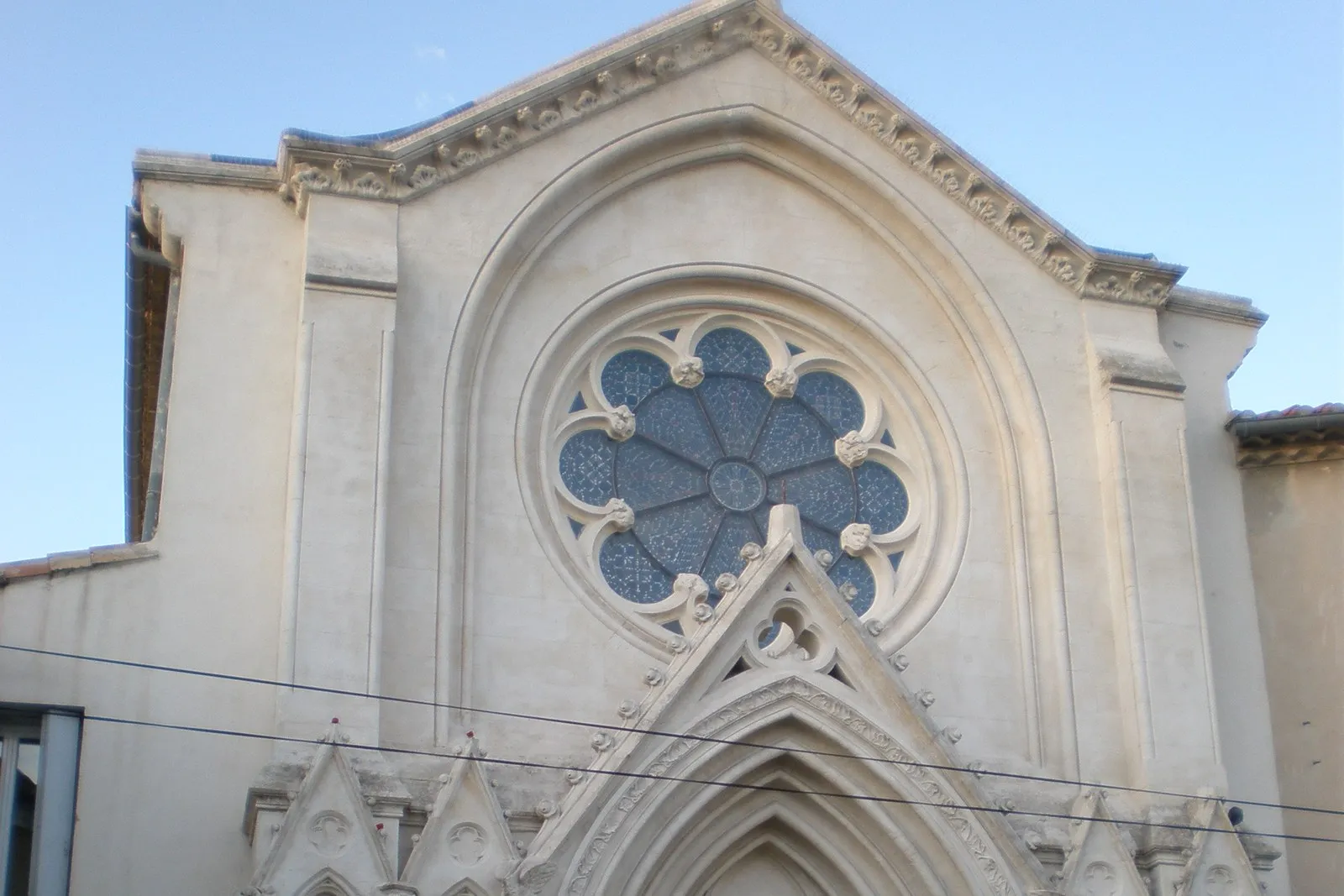 Rosace et portail néogothique de la chapelle des Carmes-Déchaux, rue Moquin-Tandon, quartier Boutonnet à Montpellier
