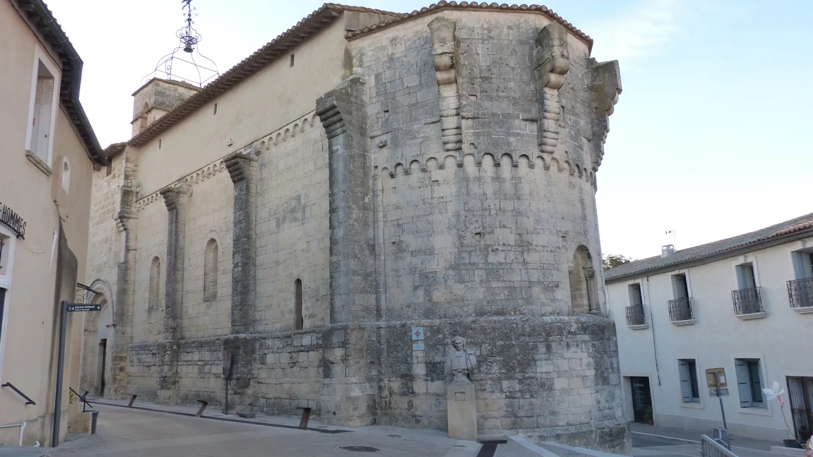 Église romane Saint-Jean-Baptiste de Castelnau-le-Lez et ses maisons de pierre