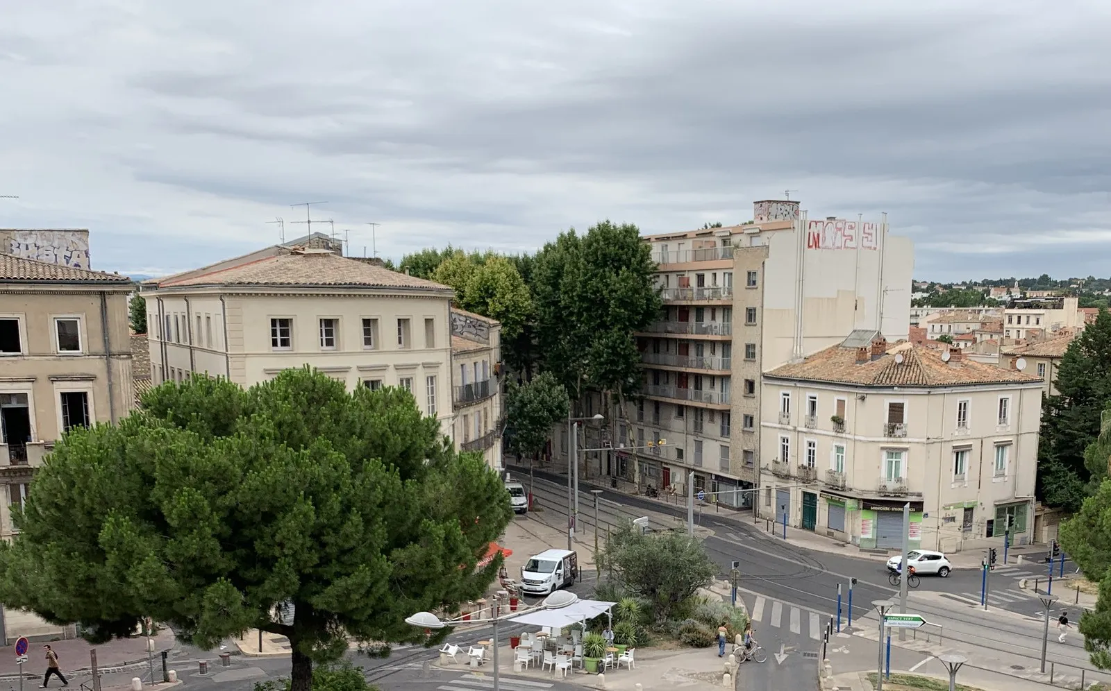 Façades claires et toits de tuiles du boulevard Louis Blanc, vus des hauteurs du quartier Beaux-Arts à Montpellier