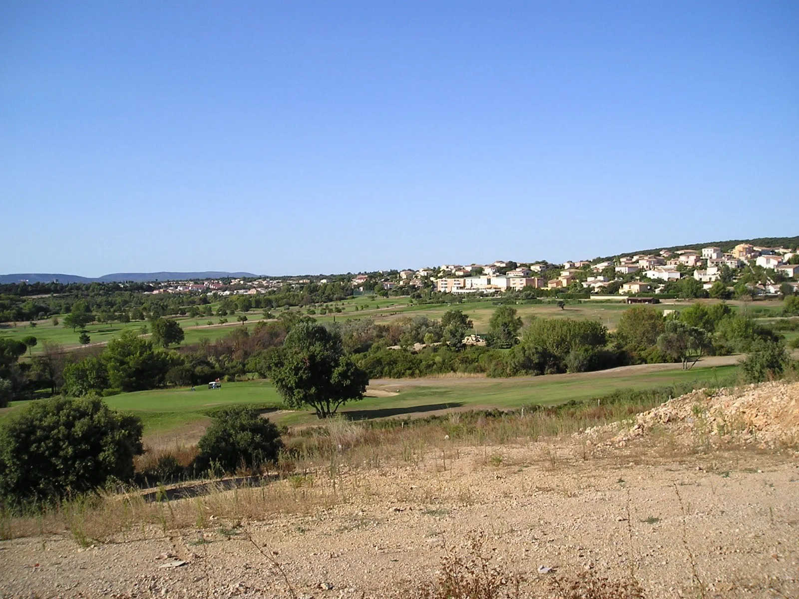Golf de Fontcaude et maisons de Juvignac étagées sur la colline