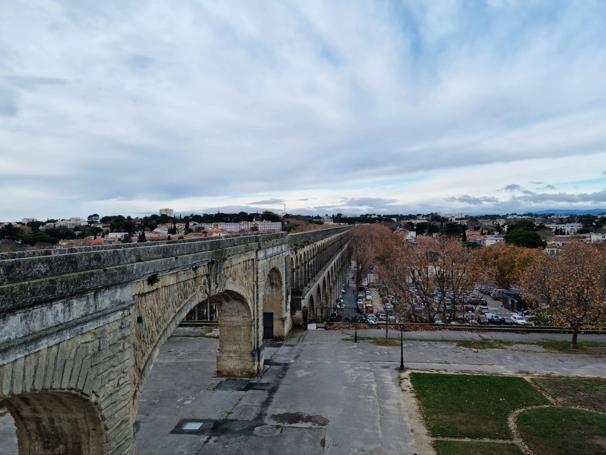 Aqueduc Saint-Clément dominant le quartier des Arceaux