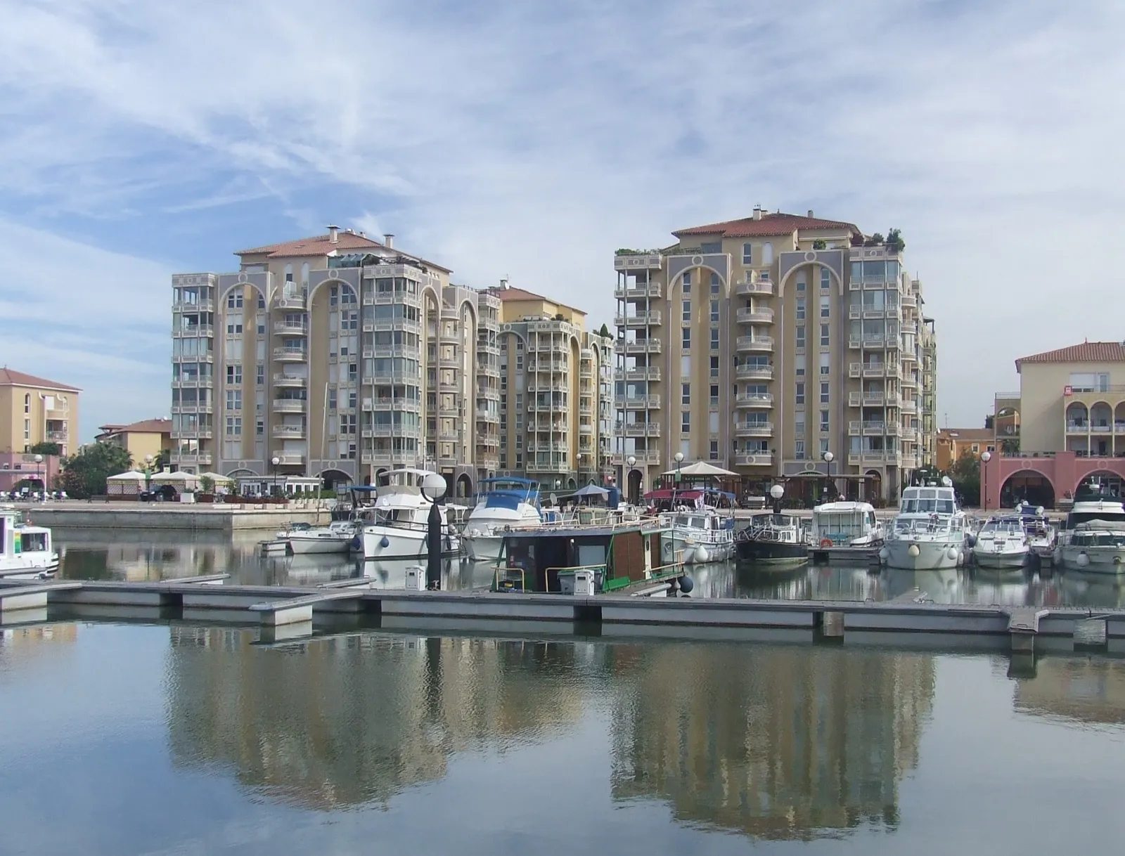 Immeubles résidentiels et bateaux amarrés au port Ariane, à Lattes