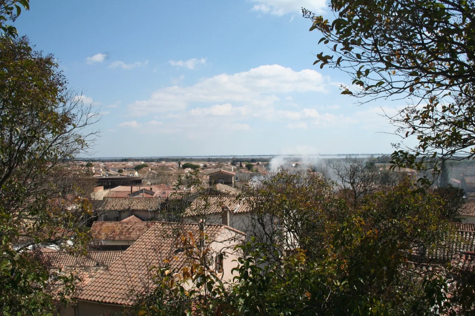 Toits de tuiles du village de Mauguio et horizon de l'étang de l'Or