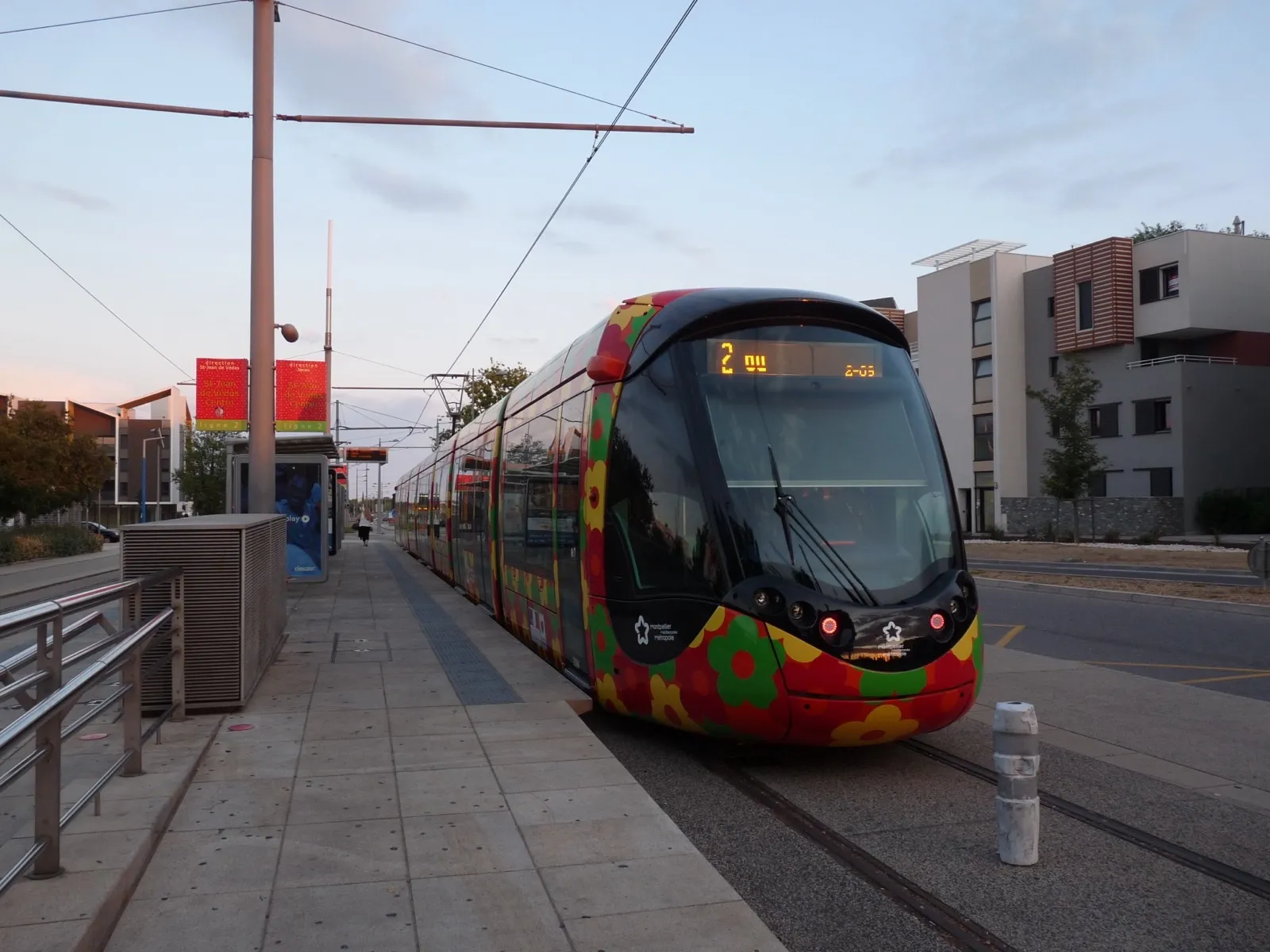Tramway ligne 2 à Saint-Jean-de-Védas, le long de résidences contemporaines