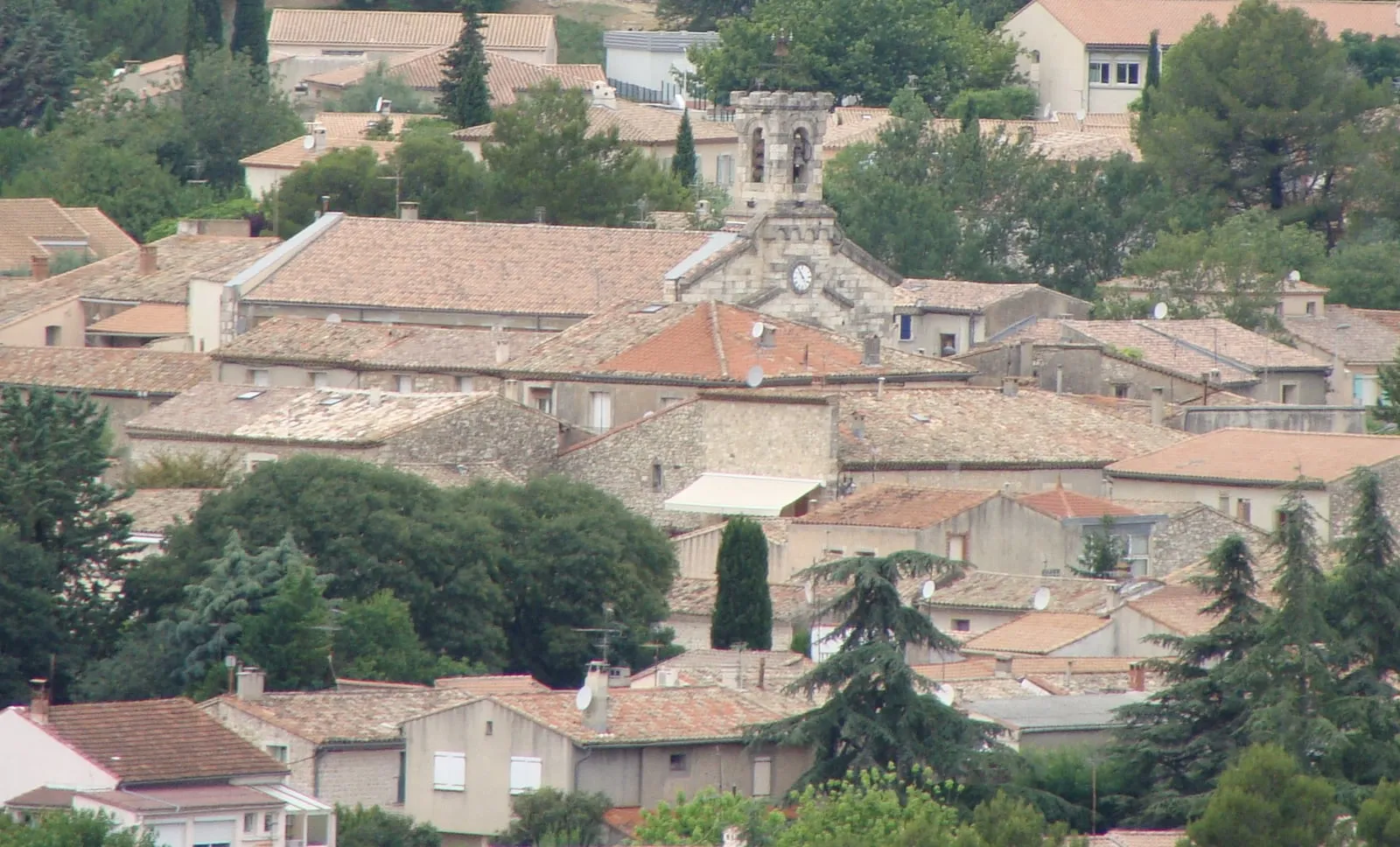 Clocher-mur de pierre et toits de tuiles du vieux village de Saint-Gély-du-Fesc