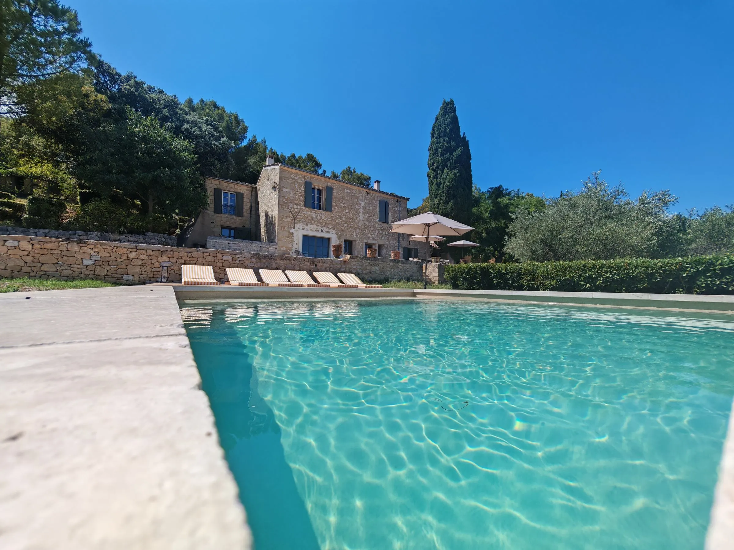 Villa méditerranéenne en pierre avec jardin, cyprès et oliviers