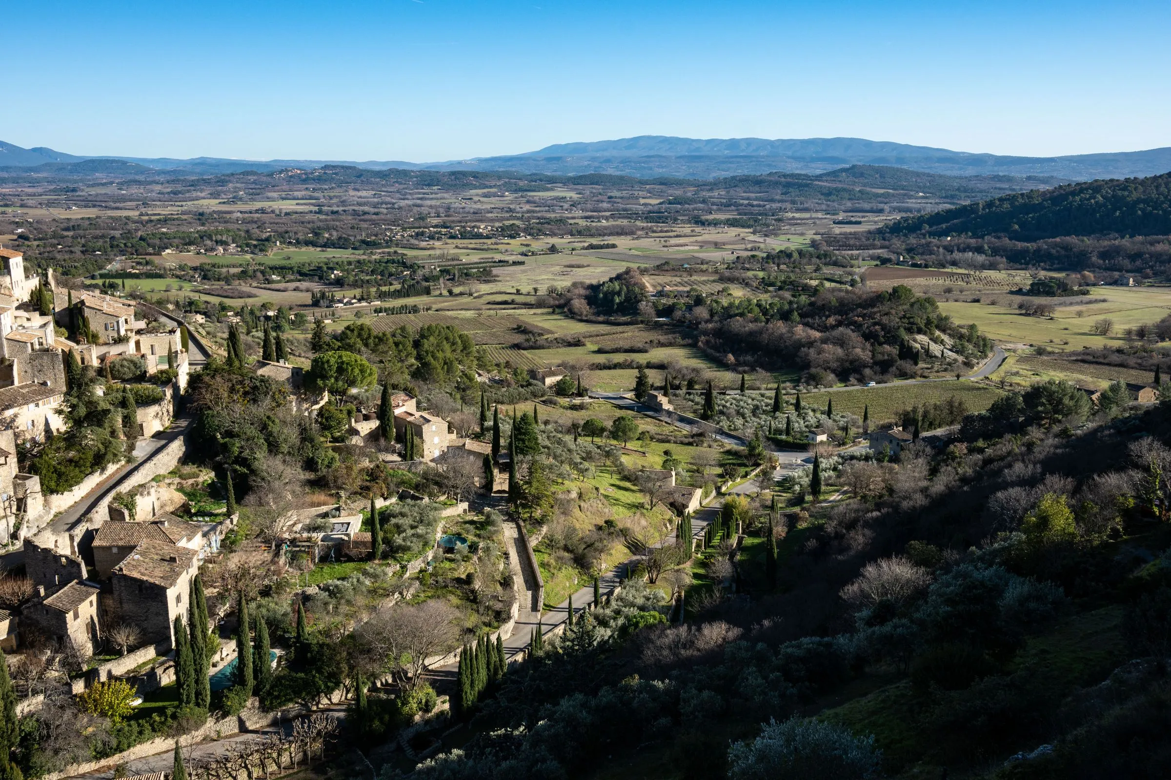 Village méditerranéen entouré de garrigue, de cyprès et d’oliviers